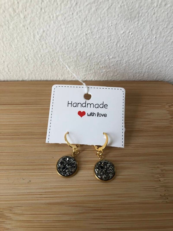 Goudkleurige creolen met hanger en grijs accent glitter