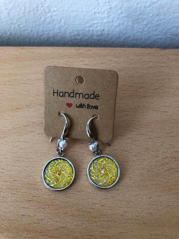 Zilverkleurige hanger pareltje krans geel glitter