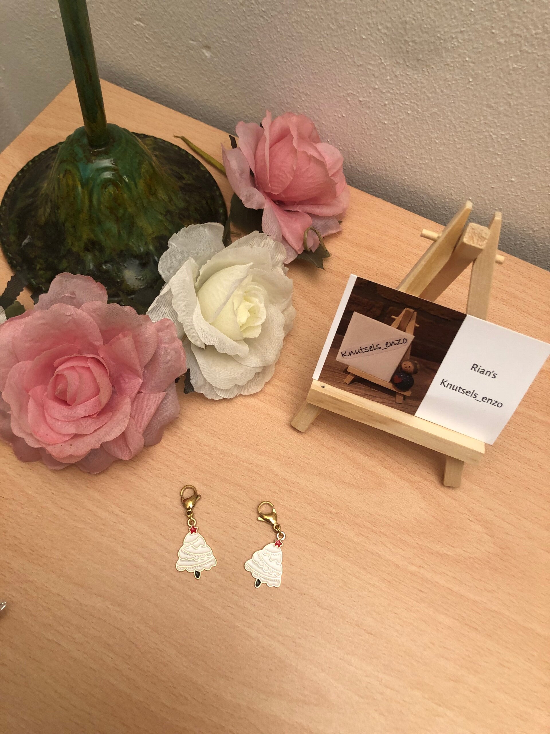 Steekmarkeerder geëmailleerde kerstboom