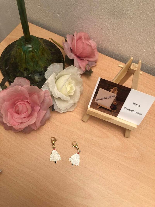 Steekmarkeerder geëmailleerde kerstboom