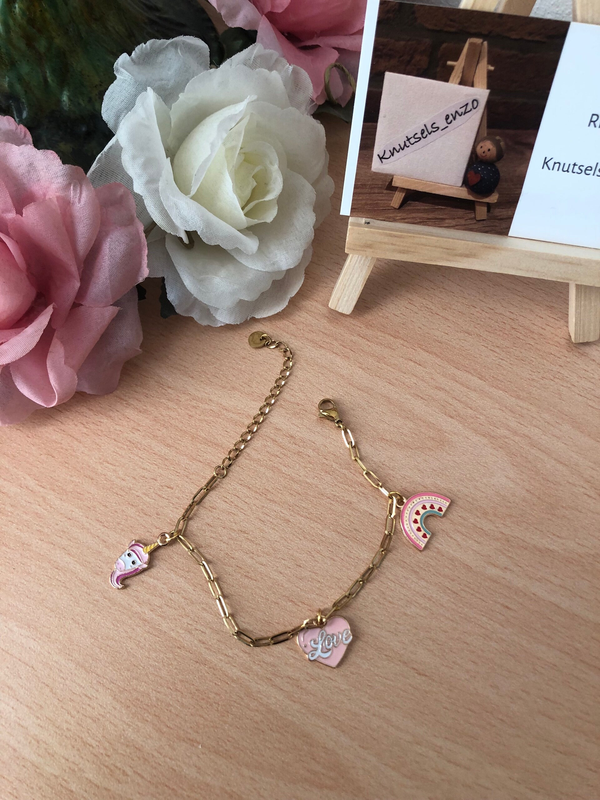 Armbandje: Goudkleurig met roze bedels