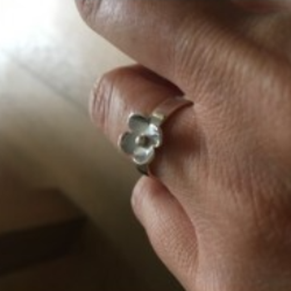 Maat 16,3 zilveren flower ring (bijpassende oorbellen verkrijgbaar)