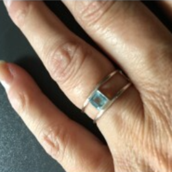 Maat 16,2 zilveren draad ring met vierkante blauwe edelsteen