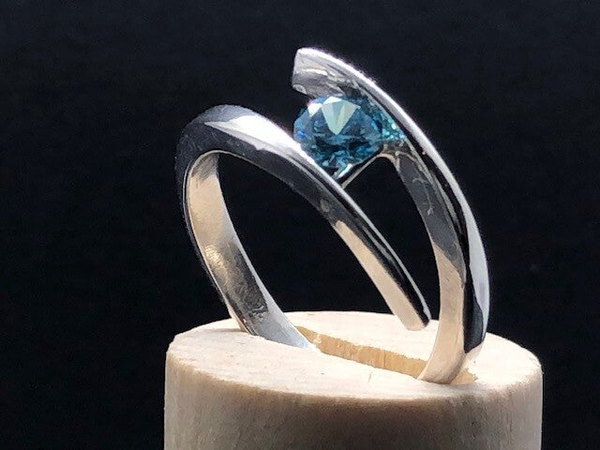 Zilveren ring mt    met aqua blauwe zirkonia