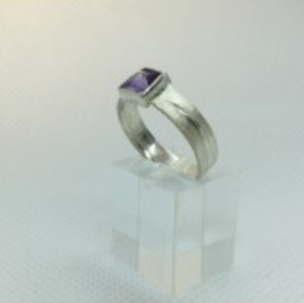 Maat 18,4 zilveren ring met Zirkonia Purple Amethist Kristal