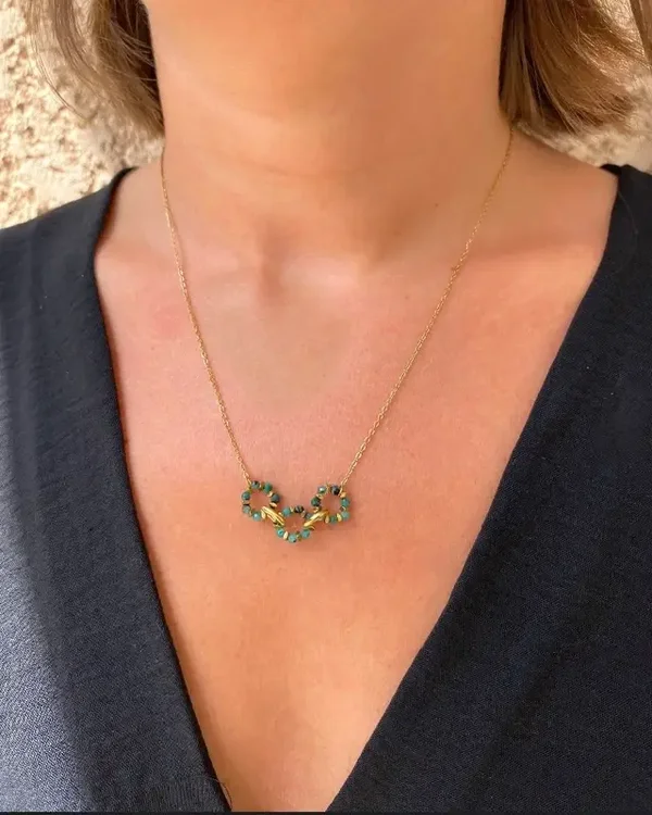 Collier acier inoxydable doré et anneaux pierres vert émeraude