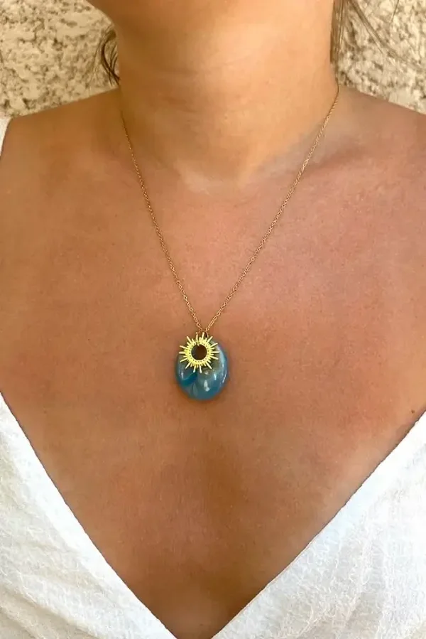 Collier acier inoxydable pendentif résine de couleur