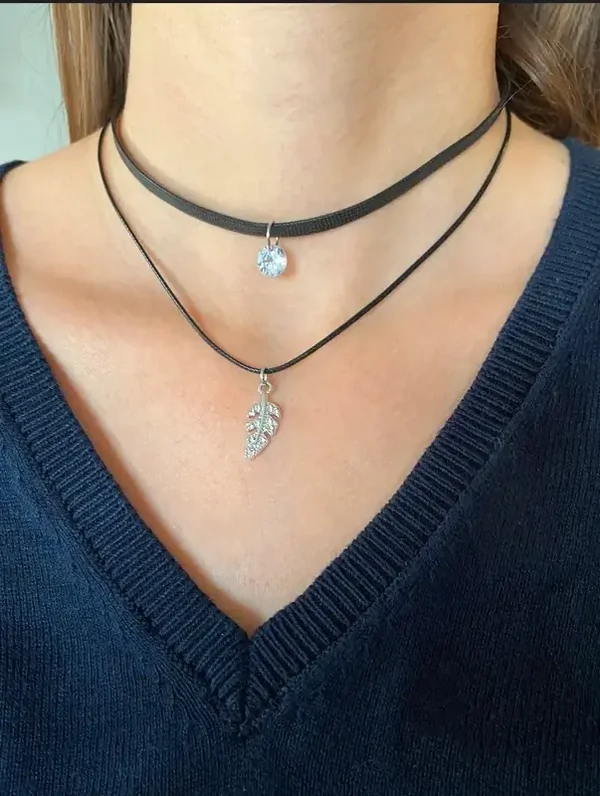 Collier ras du cou simili cuir plume