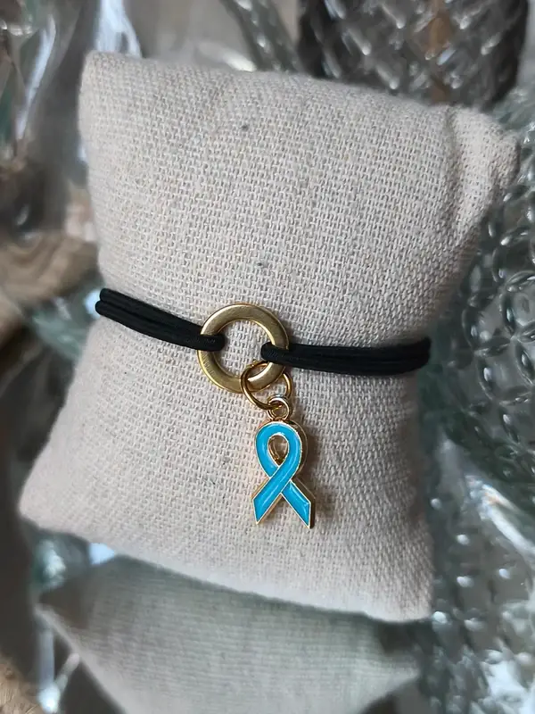 Bracelet élastique noir breloque ruban de couleur