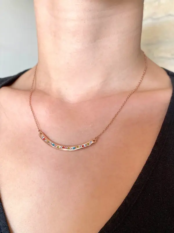 Collier métal cuivré barre strass de couleur
