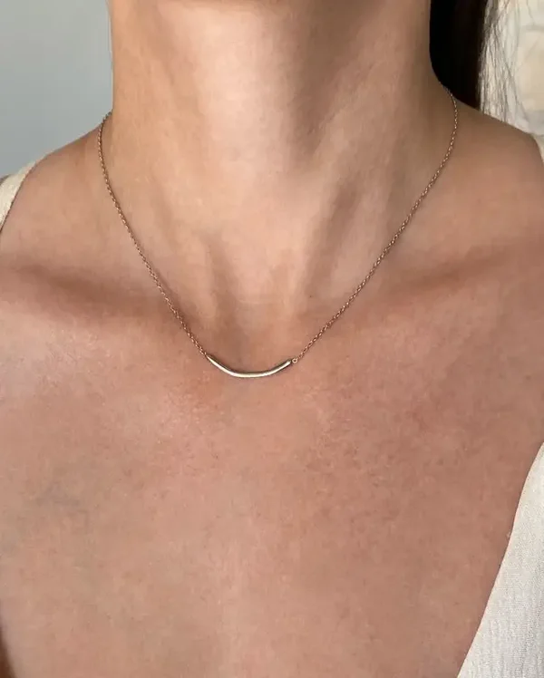 Collier barre minimaliste ondulé