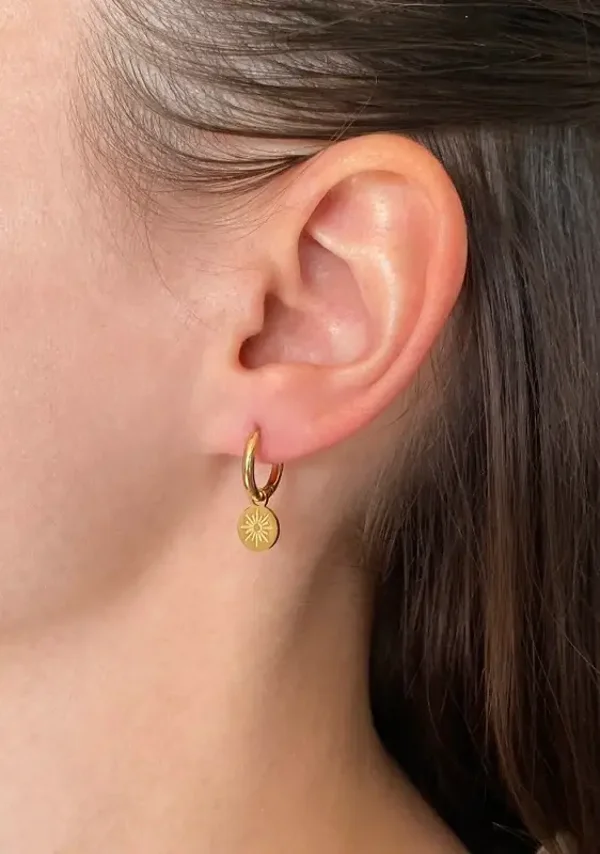 Boucles d’oreilles mini créoles pampilles soleil gravé