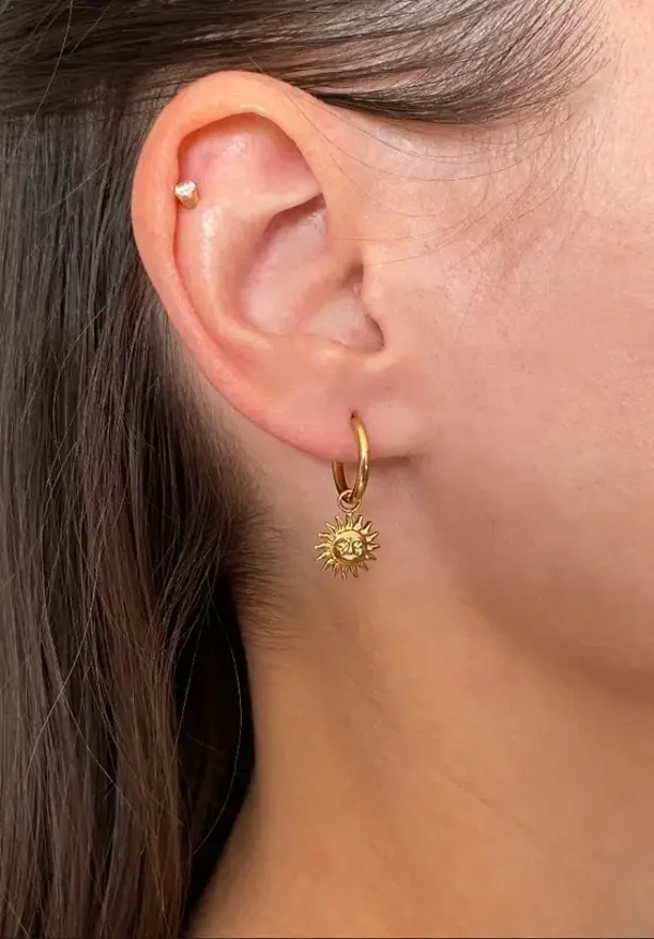 Boucles d’oreilles mini créoles soleil visage