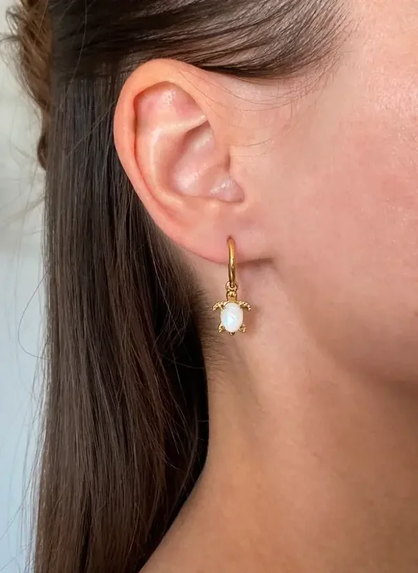 Boucles d'oreilles mini créoles tortue pierre blanche opaque