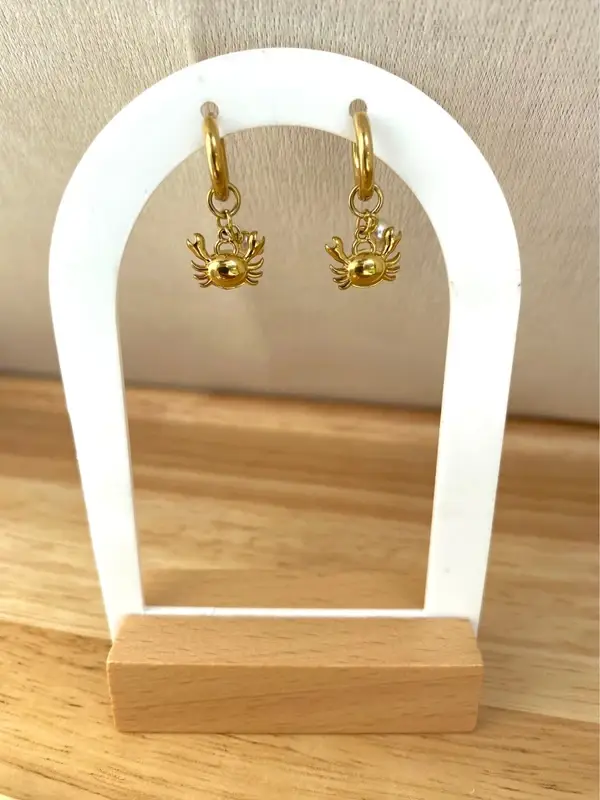 Boucles d’oreilles mini créoles crabe et perles blanches
