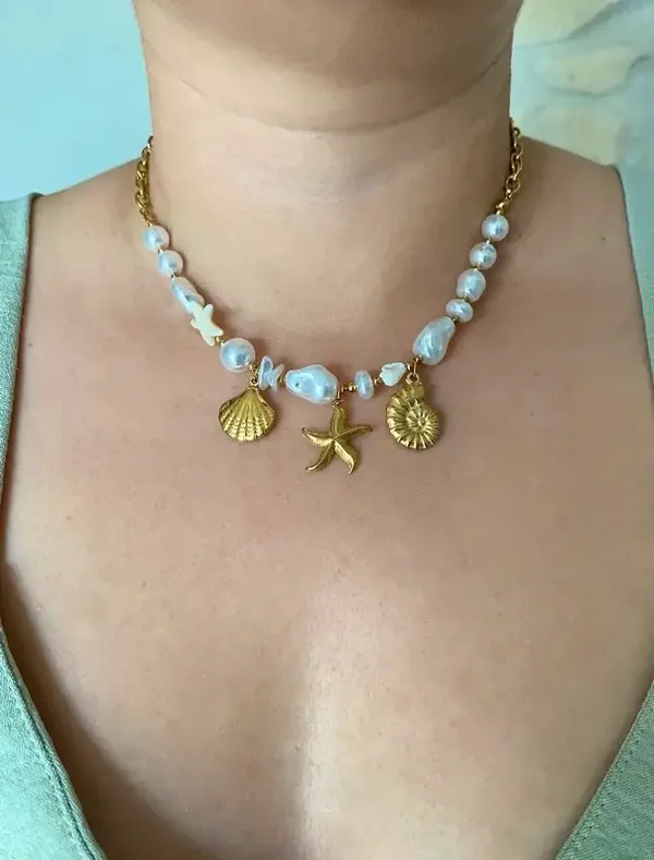 Collier breloques coquillage étoile de mer et perles blanches nacrées