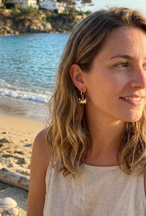 Boucles d’oreilles mini créoles crabe et perles blanches