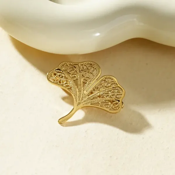 Broche feuille de ginkgo ajouré dentelle