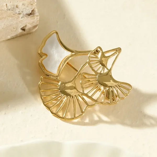 Broche feuille de ginkgo ajouré et nacré