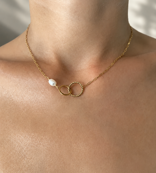 Collier acier inoxydable doré double anneaux et perle d'eau douce