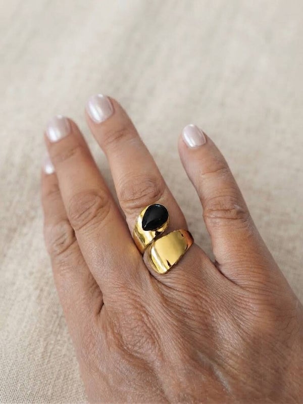 Bague ouverte large goutte pierre noire
