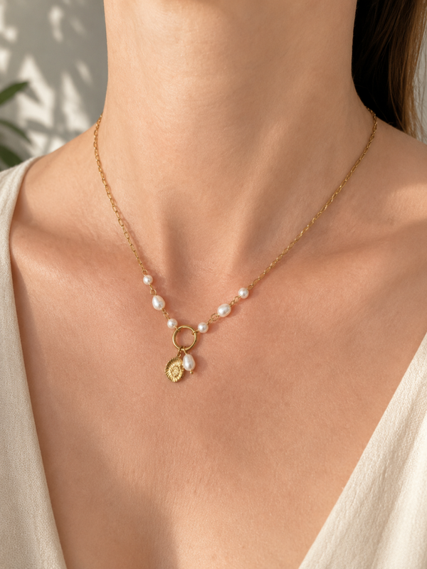 Collier perles d'eau douce synthétiques et coquillage acier