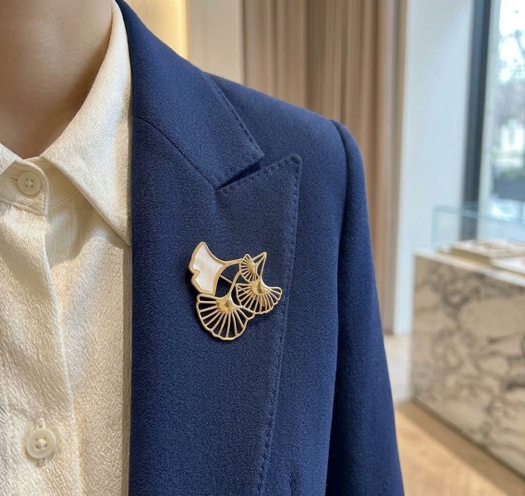 Broche feuille de ginkgo ajouré et nacré