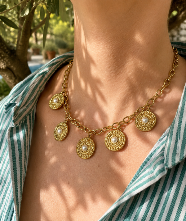 Collier en acier inoxydable pièce perles nacrées.