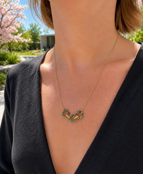 Collier acier inoxydable doré et anneaux pierres vert émeraude