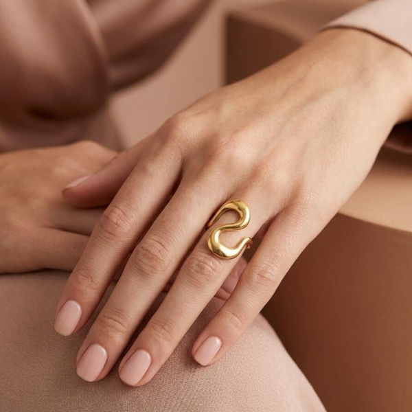 Bague dorée design vague sculpturale