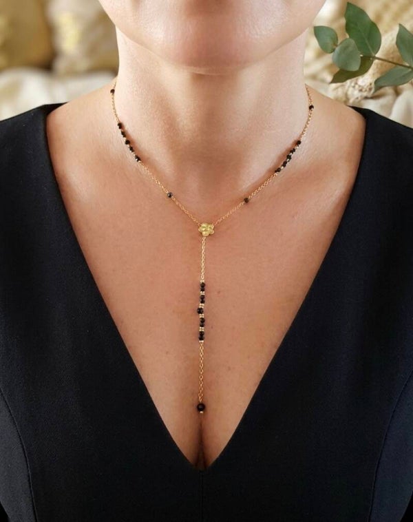 Collier décolleté fleur et pierres à facettes noir