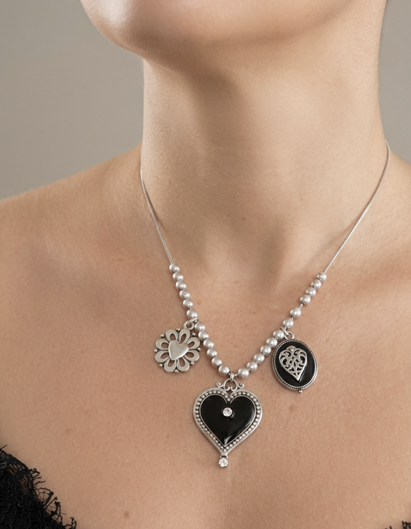 Collier métal argenté coeur émail noir