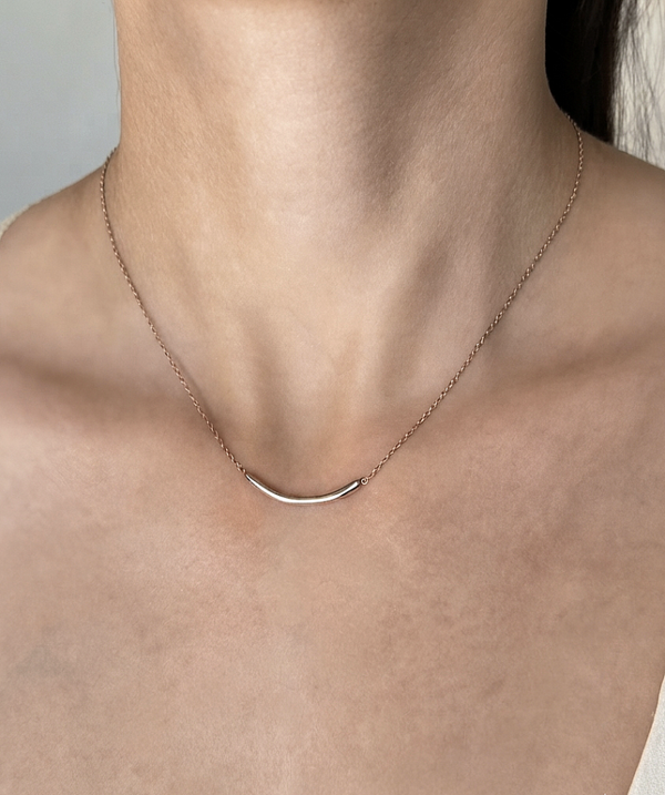 Collier fine barre minimaliste ondulée
