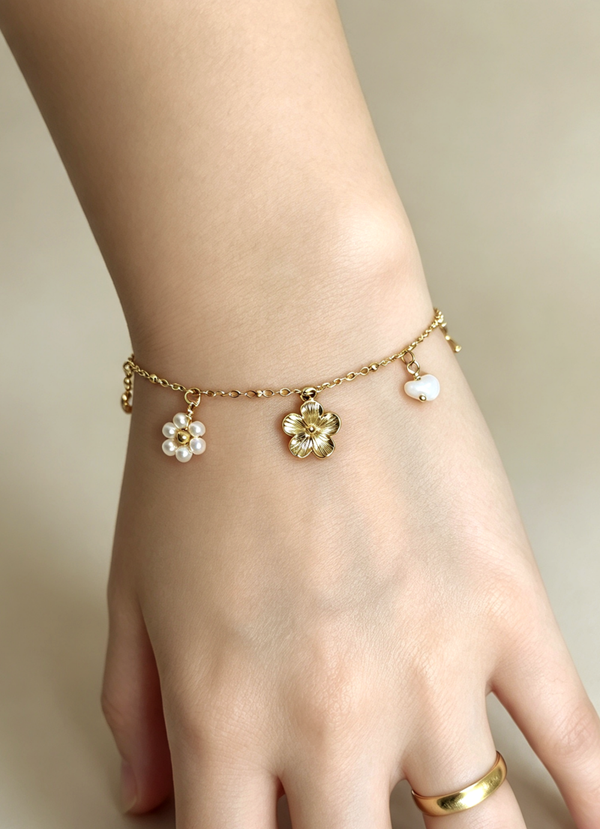 Bracelet doré à breloques fleurs et nacre