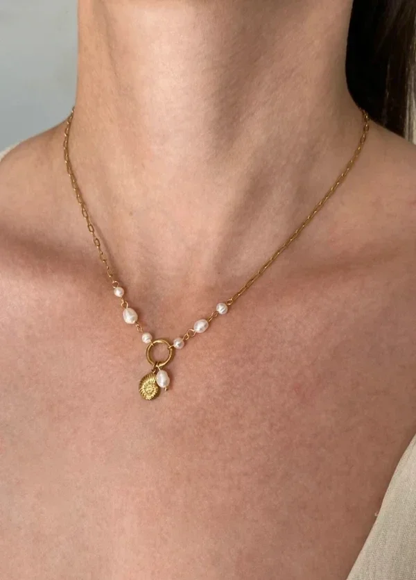 Collier perles d'eau douce synthétiques et coquillage acier