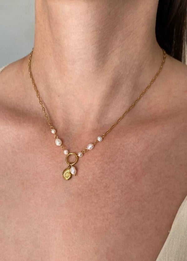 Collier perles synthétiques et coquillage acier