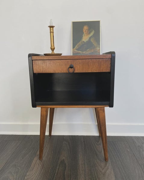 Petit meuble d'appoint bois brut & noir. Dimensions : Largeur 46cm Hauteur 65cm Profondeur 32,5 cm