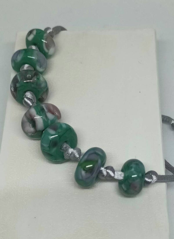 Armbandje mos groen met roze