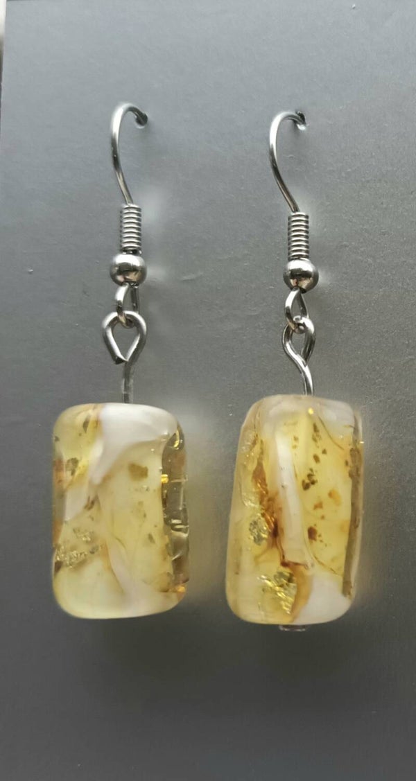 Oorbellen met bladgoud tussen de lagen