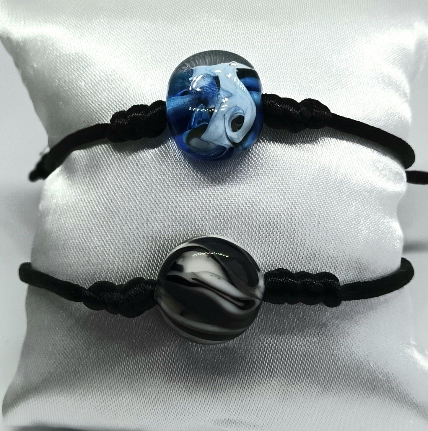 Armbandje met platte bedel grijs/zwart