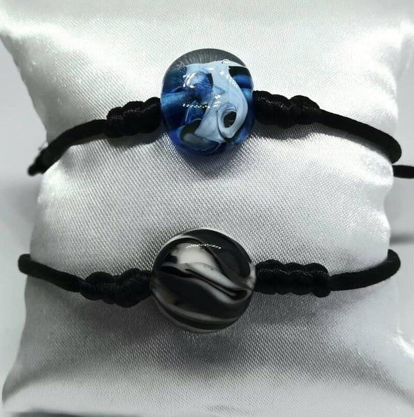 Armbandje met platte bedel grijs/zwart