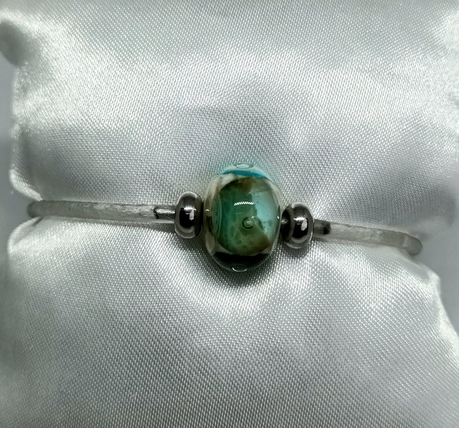 Armbandje op transparant buis draad. met groen/blauwe bedel