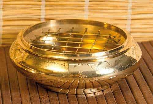 Räuchergefäß mit Netzeinsatz, Messing Durchm. ca. 10 cm