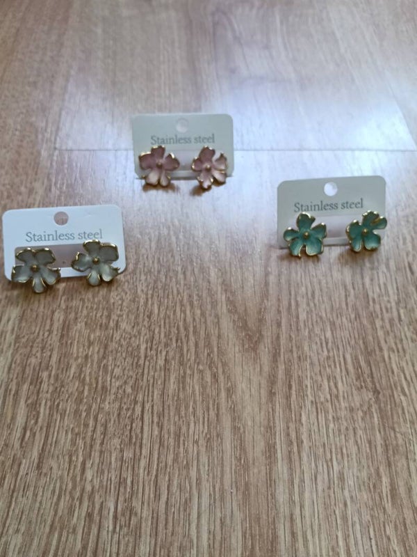 A. I. Pendientes flor nácar