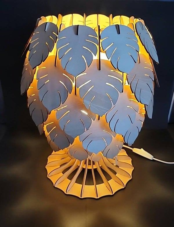 🌿 Lampe artisanale en bois de tilleul – Design feuilles de monstera