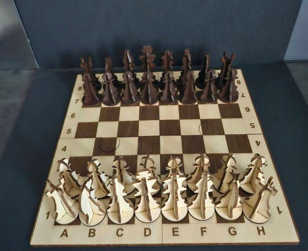 Jeu d’échecs en bois avec des pièces uniques