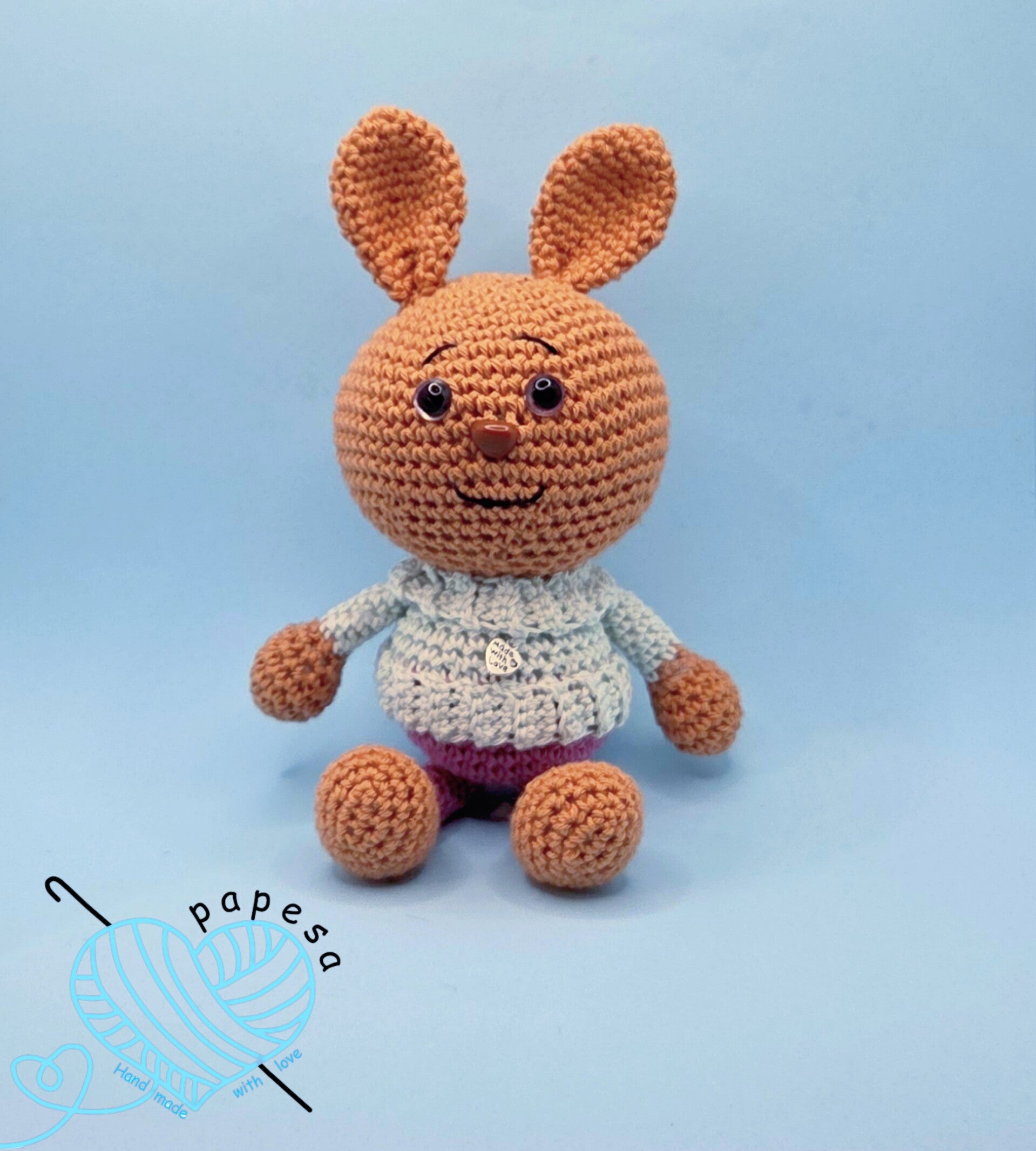 Haakon, der Hase • Handgefertigtes Häschen aus Baumwolle (ca. 18 cm) • Charmantes Präsent