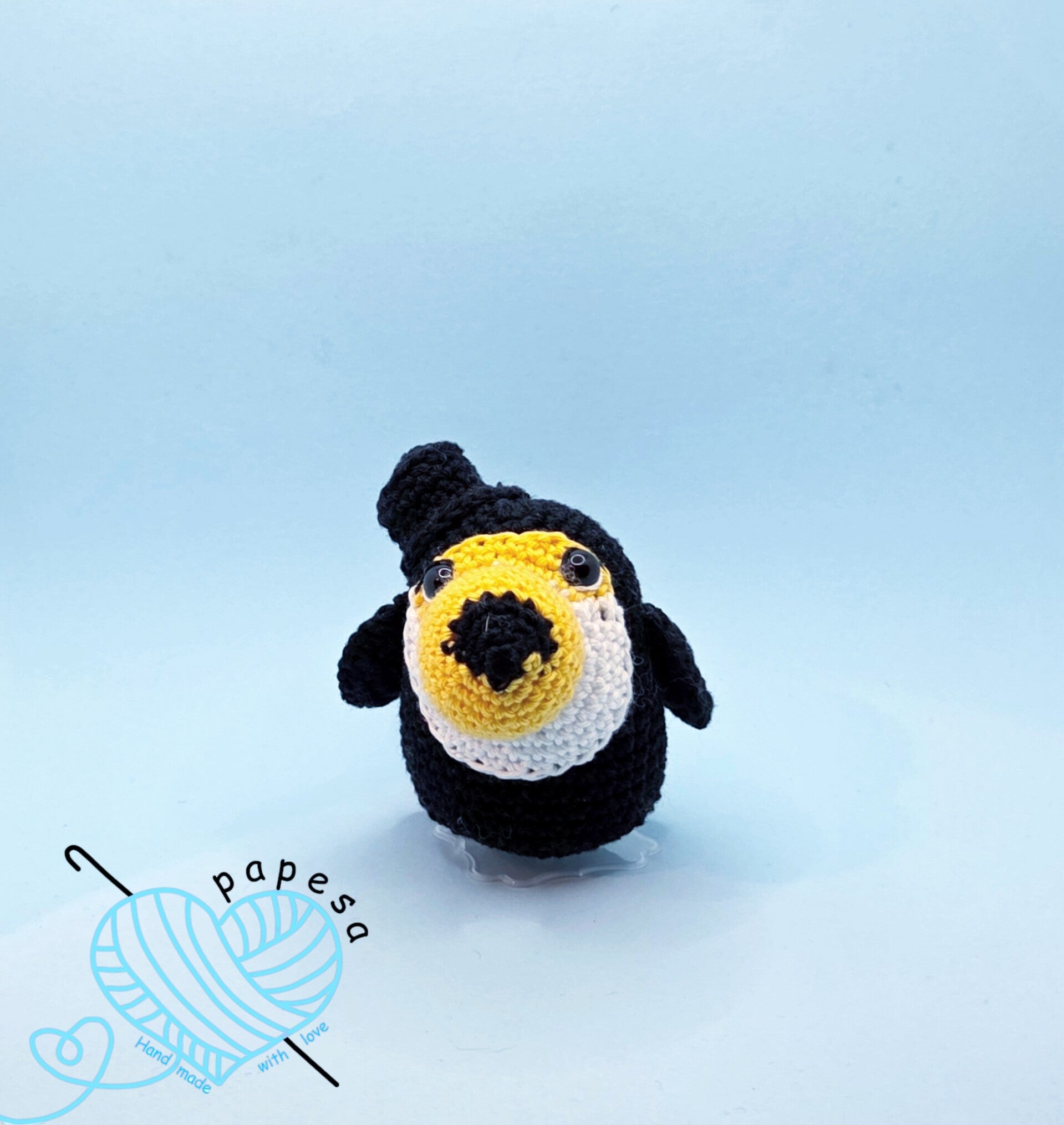 Taako der Tukan – Mini gehäkelte Dekofigur 8 cm aus Baumwolle • Nachhaltige Geschenkidee