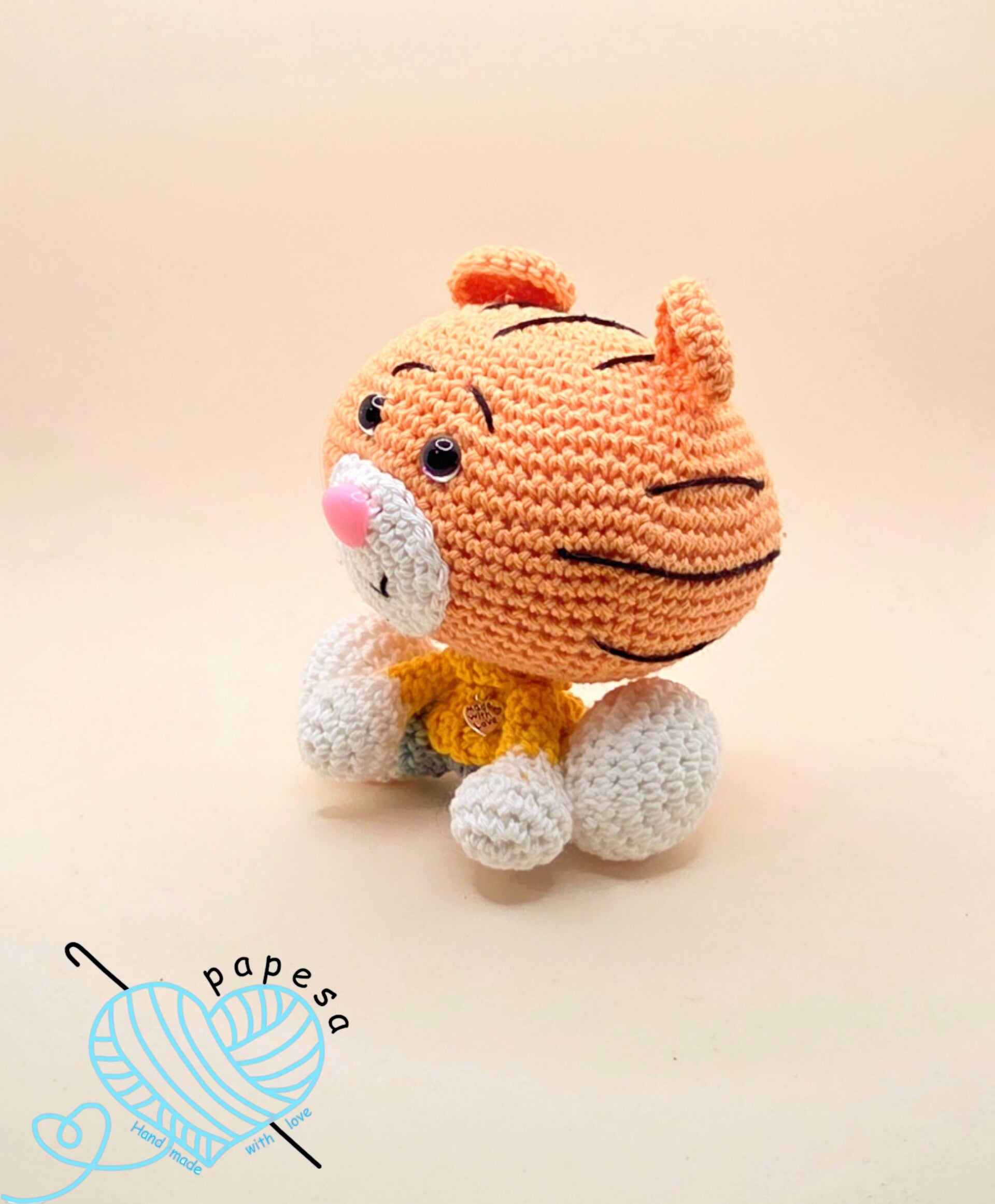 Tassilo der Tiger 12 cm • Amigurumi gehäkelt aus Bio-Baumwolle • Handgemachtes Kuscheltier – Deko & Geschenk