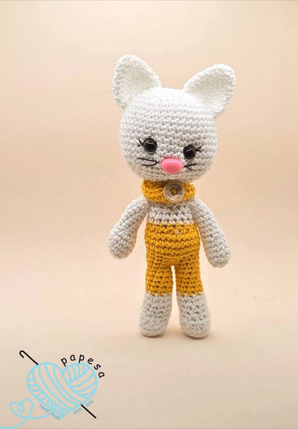 Kai, die Katze – Handgehäkeltes Amigurumi aus Baumwolle 19 cm • Süßes Kuscheltier & liebevolles Geschenk für Katzenfreunde